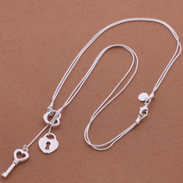 Women's Exquisite Necklace – Key, Padlock, & Heart Pendant Chain.