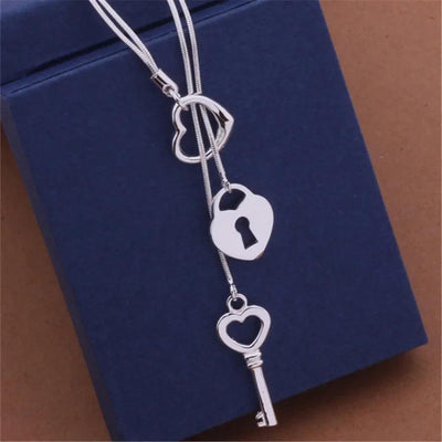 Women's Exquisite Necklace – Key, Padlock, & Heart Pendant Chain.